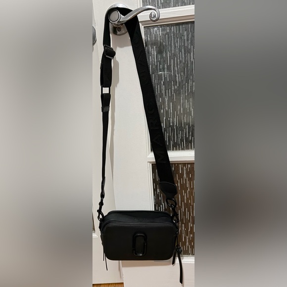 Marc Jacobs camera-style crossbody bag in classic black. Like New - Picture 6 of 7